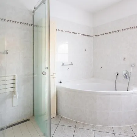 펜션 Geraeumiges Haus Mit Sauna & Terrasse, Golf & Messe *