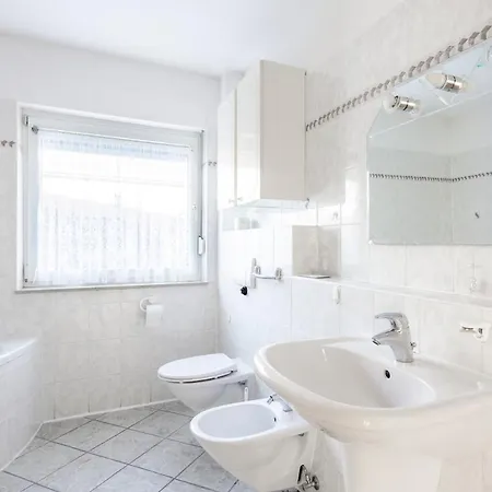 Geraeumiges Haus Mit Sauna & Terrasse, Golf & Messe 펜션 *